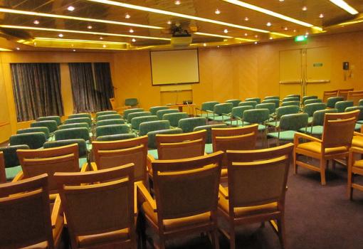 Para las empresas tienen la sala Half Moon
